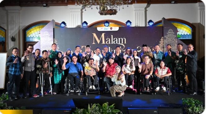 
					Para atlet difabel mengucapkan selamat dan apresiasi atas raihan Bintang Jasa Nararya Ketua Umum NPCI, Senny Marbun. Dok.NPCI Kaltara.