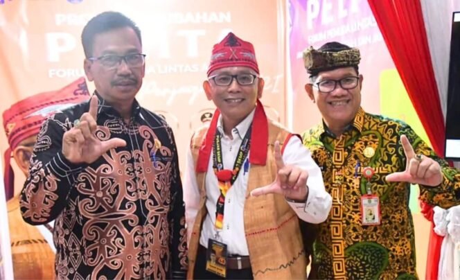 
					Plt Sekda Nunukan, Ir Jabbar, bersama Kaban Kesbangpol Hasan Basri Mursali dan Kepala BKPSDM Nunukan, H.Sura'i saat menghadiri pameran dan seminar implementasi proyek perubahan Pelatihan Kepemimpinan Nasional (PKN) Tingkat II Angkatan IX Tahun 2025, di Kampus Pusjar SKMP LAN RI, Jalan Raya Baruga, Makassar, Sulawesi Selatan, Rabu (10/9/2025). Dok.Prokopim.