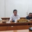 Anggota DRPD Nunukan, Rian Antoni (tengah), menyuarakan potensi pengangguran jika honorer R4 dirumahkan. Dok Taufik.