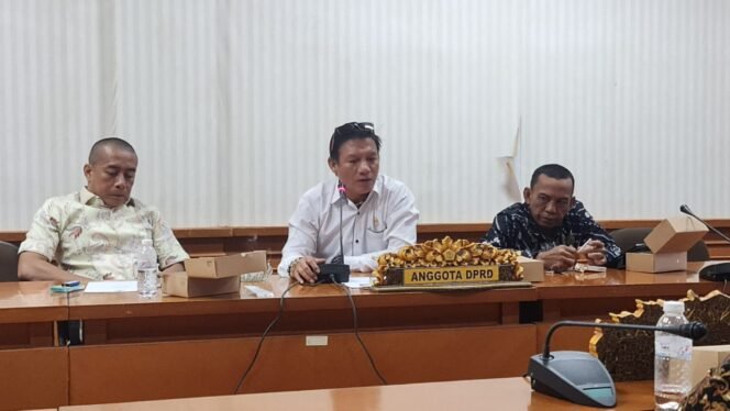
					Anggota DRPD Nunukan, Rian Antoni (tengah), menyuarakan potensi pengangguran jika honorer R4 dirumahkan. Dok Taufik.