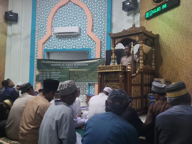 
					Imam Masjid Al Azka Nunukan, Ustadz Yahya Al Betawy saat memberikan khutbah pasca sholat gerhana bulan, Minggu (8/9/2025).