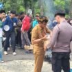 Wabup Nunukan, Hermanus saat demo Aliansi Peduli Demokrasi, di depan Gedung DPRD Nunukan. Hermanus masuk barisan pendemo dan membagikan air minum.