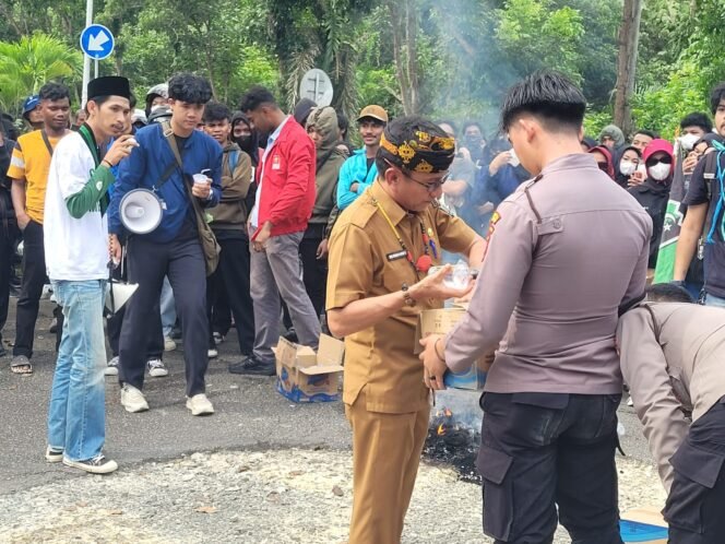 
					Wabup Nunukan, Hermanus saat demo Aliansi Peduli Demokrasi, di depan Gedung DPRD Nunukan. Hermanus masuk barisan pendemo dan membagikan air minum.