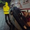 Sebuah mobil Toyota Avanza hitam dengan Nomor Polisi KU 1924 GI, terperosok di sisi tanjakan yang ada di Jalan Simpang Milo, di depan Bengkel Leo, Nunukan, Kalimantan Utara, Minggu (14/9/2025) malam. Dok. Satlantas Polres Nunukan.