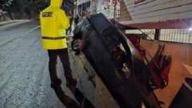 Sebuah mobil Toyota Avanza hitam dengan Nomor Polisi KU 1924 GI, terperosok di sisi tanjakan yang ada di Jalan Simpang Milo, di depan Bengkel Leo, Nunukan, Kalimantan Utara, Minggu (14/9/2025) malam. Dok. Satlantas Polres Nunukan.