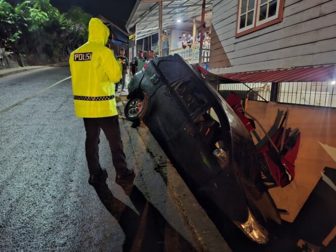 
					Sebuah mobil Toyota Avanza hitam dengan Nomor Polisi KU 1924 GI, terperosok di sisi tanjakan yang ada di Jalan Simpang Milo, di depan Bengkel Leo, Nunukan, Kalimantan Utara, Minggu (14/9/2025) malam. Dok. Satlantas Polres Nunukan.