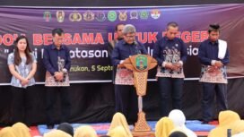 Para pemuka agama di Nunukan memimpin doa bersama untuk negeri dengan tajuk ‘Dari Perbatasan Untuk Indonesia’, di bawah Tugu Dwikora, Jumat (5/9/2025).