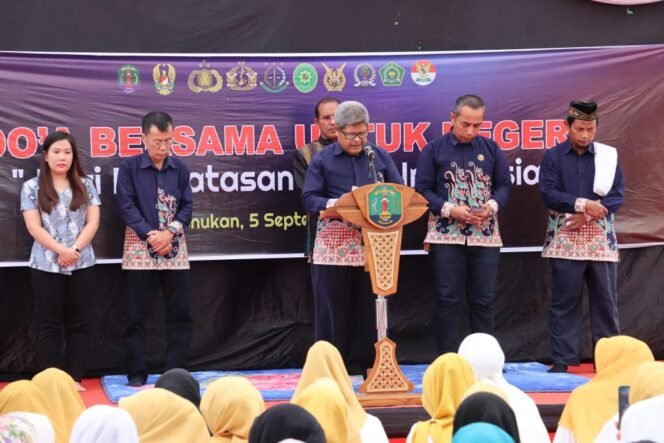 
					Para pemuka agama di Nunukan memimpin doa bersama untuk negeri dengan tajuk ‘Dari Perbatasan Untuk Indonesia’, di bawah Tugu Dwikora, Jumat (5/9/2025).