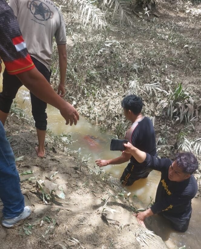 
					Jasad Elis ditemukan mengambang di parit tengah perkebunan di Desa Lapri. Dok.Polres Nunukan.