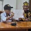 Sejumlah pemangku adat dari pedalaman Sembakung Atulai, Nunukan, Kalimantan Utara, mendatangi DPRD Nunukan, Kalimantan Utara, Senin (8/9/2025).