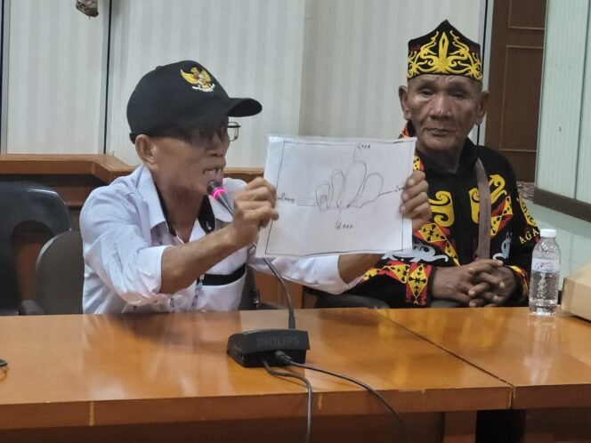 
					Sejumlah pemangku adat dari pedalaman Sembakung Atulai, Nunukan, Kalimantan Utara, mendatangi DPRD Nunukan, Kalimantan Utara, Senin (8/9/2025).