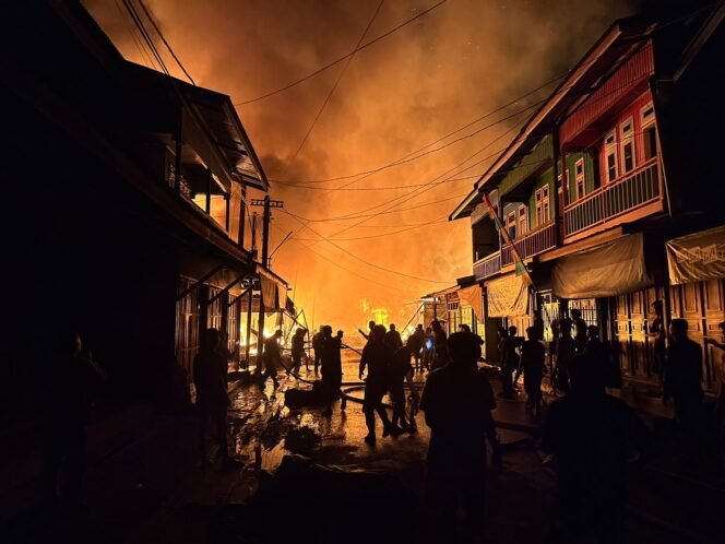 
					Kebakaran di Mansalong, Minggu (14/9/2025). Dok.Polsek Lumbis.