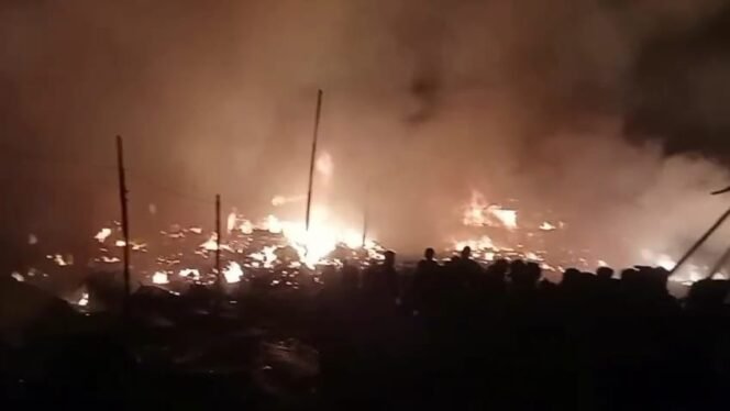 
					Kebakaran di Mansalong, Minggu (14/9/2025) dini hari. Sekitar 40 rumah ludes terbakar. Dok.BPBD Nunukan.