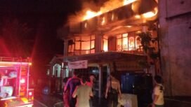Kebakaran rumah dua lantai di Pulau Sebatik, Sabtu (18/9/2025) tengah malam. Dok.Disdamkar Nunukan.