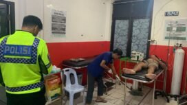 Iqbal (23) warga Jalan Teuku Umar, Nunukan Tengah dalam perawatan Puskesmas pasca kecelakaan Rabu (24/9/2025) di Jalan TVRI. Iqbal diduga berkendara sambil main Hp sehingga menabrak pikap yang terparkir di sisi jalan. Dok.Satlantas Polres Nunukan.