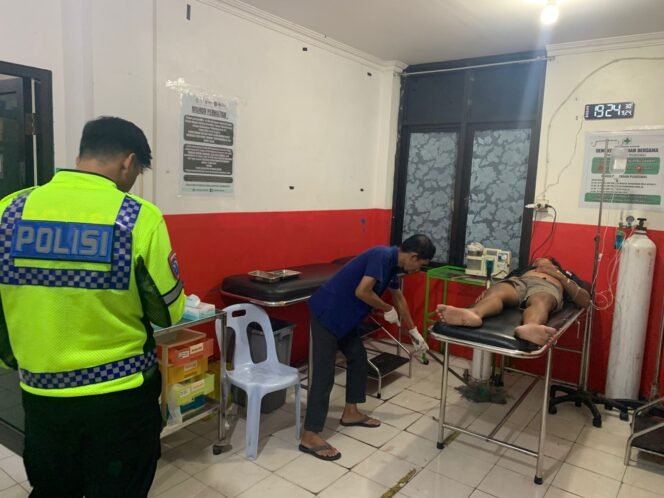 
					Iqbal (23) warga Jalan Teuku Umar, Nunukan Tengah dalam perawatan Puskesmas pasca kecelakaan Rabu (24/9/2025) di Jalan TVRI. Iqbal diduga berkendara sambil main Hp sehingga menabrak pikap yang terparkir di sisi jalan. Dok.Satlantas Polres Nunukan.