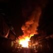 Kebakaran Mansalong, Minggu (14/9/2025). Disdamkar Nunukan merilis sekitar 40 bangunan ludes terbakar. Dok.Polsek Lumbis.