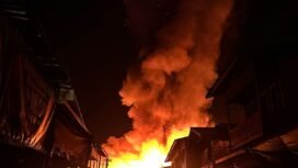 Kebakaran Mansalong, Minggu (14/9/2025). Disdamkar Nunukan merilis sekitar 40 bangunan ludes terbakar. Dok.Polsek Lumbis.