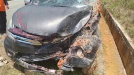 Mobil yang dikemudikan petugas Baznas Nunukan ringsek akibat laka lantas tunggal di Jalan Poros Trans Kalimantan di Desa Tulang, Sembakung Atulai, Selasa (23/9/2025). Dok.Polsek Sembakung.
