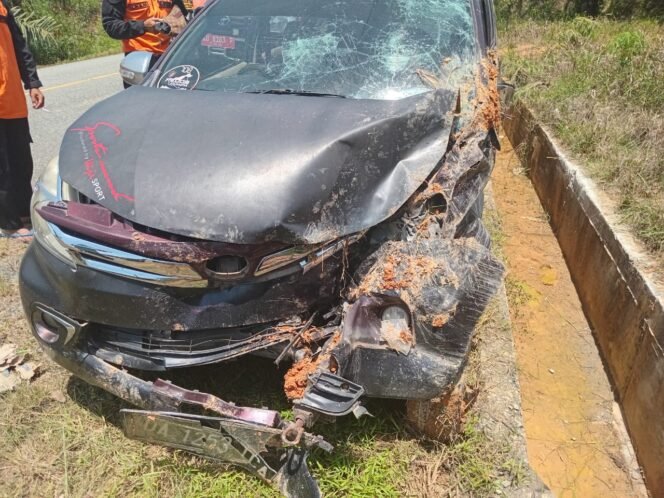 
					Mobil yang dikemudikan petugas Baznas Nunukan ringsek akibat laka lantas tunggal di Jalan Poros Trans Kalimantan di Desa Tulang, Sembakung Atulai, Selasa (23/9/2025). Dok.Polsek Sembakung.