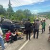 Laka lantas di Sebatik, Minggu (21/9/2025). Pikap bermuatan barang dagangan terguling masuk parit akibat tak kuat menanjak. Dok. Polres Nunukan.