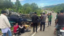 Laka lantas di Sebatik, Minggu (21/9/2025). Pikap bermuatan barang dagangan terguling masuk parit akibat tak kuat menanjak. Dok. Polres Nunukan.