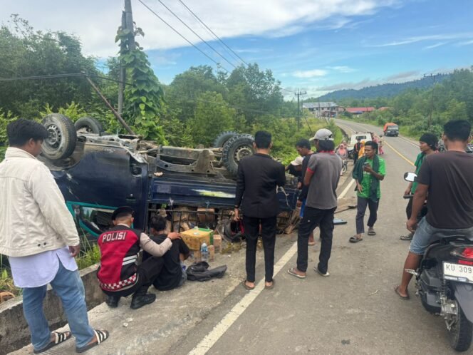 
					Laka lantas di Sebatik, Minggu (21/9/2025). Pikap bermuatan barang dagangan terguling masuk parit akibat tak kuat menanjak. Dok. Polres Nunukan.