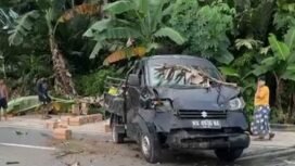 Sebuah pikap bermuatan 80 kardus jajanan terguling di Jalan Antasari baru, Senin (22/9/2025) sore. Dok.Polres Nunukan.