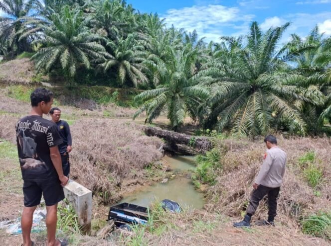 
					Sebuah pikap terjun ke sungai di Desa Salang, Tulin Onsoi. Satu orang tewas dalam kecelakaan tersebut. Dok.Polres Nunukan.