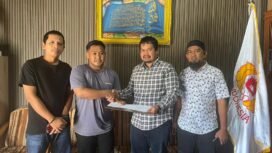 Muhammad Yasin alias Ucup (kemeja panjang kotak kotak) menjadi pendaftar pertama Calon Ketua KONI Nunukan periode 2025 - 2029. Dok.TPP KONI Nunukan.