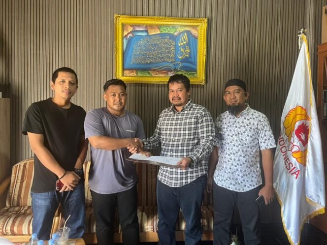 
					Muhammad Yasin alias Ucup (kemeja panjang kotak kotak) menjadi pendaftar pertama Calon Ketua KONI Nunukan periode 2025 - 2029. Dok.TPP KONI Nunukan.