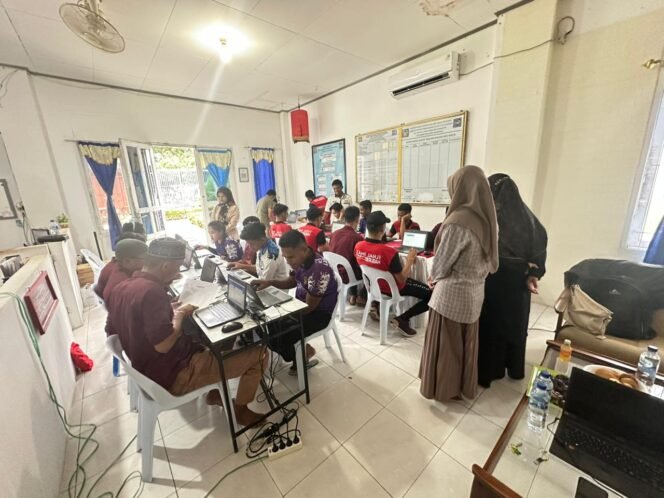 
					21 WBP Lapas Nunukan mengikuti ANBK untuk Paket A. Sebuah langkah awal Lapas Nunukan untuk menyalakan asa bagi WBP demi masa depan cerah. Dok.Lapas Nunukan.