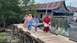 Wakil Ketua DPRD Nunukan, Arpiah (topi hitam), saat meninjau hasil rehabilitasi Jembatan Jerambah di RT 24, Tanjung, Nunukan Barat, Selasa (28/10/2025). Dok. DPRD Nunukan.