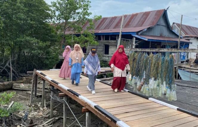 
					Wakil Ketua DPRD Nunukan, Arpiah (topi hitam), saat meninjau hasil rehabilitasi Jembatan Jerambah di RT 24, Tanjung, Nunukan Barat, Selasa (28/10/2025). Dok. DPRD Nunukan.