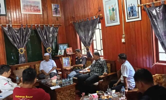 
					Anggota DPRD Nunukan, Andi Fajrul Syam, Ramsah dan Firman mendengarkan keluh kesah nelayan menyoal maraknya tindak kriminalitas di perairan Sebatik. Dok.DPRD Nunukan.