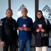 Dua WN Malaysia, Hassaniah Binti Omar (59) dan W Kamarudin Bin W Ahmad (62), dideportasi pasca masuk ilegal ke Sebatik untuk makan bakso. Dok.Imigrasi Nunukan.