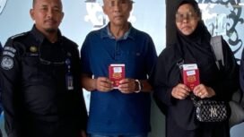 Dua WN Malaysia, Hassaniah Binti Omar (59) dan W Kamarudin Bin W Ahmad (62), dideportasi pasca masuk ilegal ke Sebatik untuk makan bakso. Dok.Imigrasi Nunukan.
