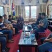 Ketua Komisi II DPRD Nunukan, Andi Fajrul, audiense bersama LANAL Nunukan dan Himpunan Nelayan Sebatik, membahas isu perompakan di laut. Dok.DPRD Nunukan.