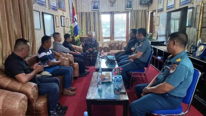 
					Ketua Komisi II DPRD Nunukan, Andi Fajrul, audiense bersama LANAL Nunukan dan Himpunan Nelayan Sebatik, membahas isu perompakan di laut. Dok.DPRD Nunukan.