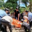 Sejumlah polisi sedang mengevakuasi jasad Bernadus Bajo Tapun (20). Bernadus, ditemukan tewas gantung diri, Selasa (14/10/2025). Dok.Polres Nunukan.