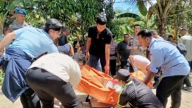 Sejumlah polisi sedang mengevakuasi jasad Bernadus Bajo Tapun (20). Bernadus, ditemukan tewas gantung diri, Selasa (14/10/2025). Dok.Polres Nunukan.