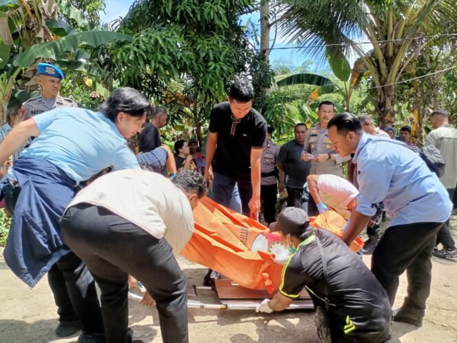 
					Sejumlah polisi sedang mengevakuasi jasad Bernadus Bajo Tapun (20). Bernadus, ditemukan tewas gantung diri, Selasa (14/10/2025). Dok.Polres Nunukan.