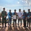 Bupati Nunukan, Irwan Sabri bersama Forkopimda menunjukkan sertifikat MURI pemancing terbanyak, Sabtu (18/10/2025). Dok.Pemkab Nunukan.
