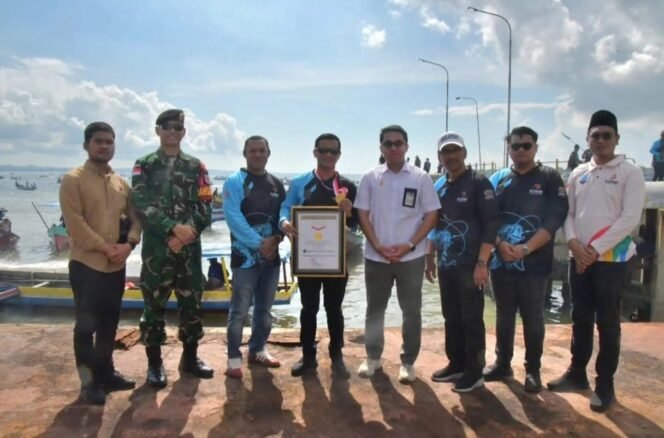 
					Bupati Nunukan, Irwan Sabri bersama Forkopimda menunjukkan sertifikat MURI pemancing terbanyak, Sabtu (18/10/2025). Dok.Pemkab Nunukan.