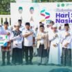 Gubernur Kaltara, Dr. H. Zainal A. Paliwang, SH., M.Hum, bersama para kyai dan santri di peringatan Hari Santri Nasional (HSN), di Kantor Kemenag Provinsi Kaltara di Tanjung Selor, Kabupaten Bulungan, Rabu (22/10/2025). Dok. Biro Adpim Kaltara.