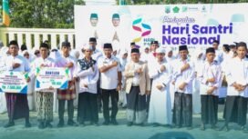 Gubernur Kaltara, Dr. H. Zainal A. Paliwang, SH., M.Hum, bersama para kyai dan santri di peringatan Hari Santri Nasional (HSN), di Kantor Kemenag Provinsi Kaltara di Tanjung Selor, Kabupaten Bulungan, Rabu (22/10/2025). Dok. Biro Adpim Kaltara.