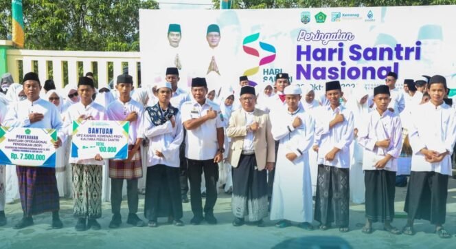 
					Gubernur Kaltara, Dr. H. Zainal A. Paliwang, SH., M.Hum, bersama para kyai dan santri di peringatan Hari Santri Nasional (HSN), di Kantor Kemenag Provinsi Kaltara di Tanjung Selor, Kabupaten Bulungan, Rabu (22/10/2025). Dok. Biro Adpim Kaltara.
