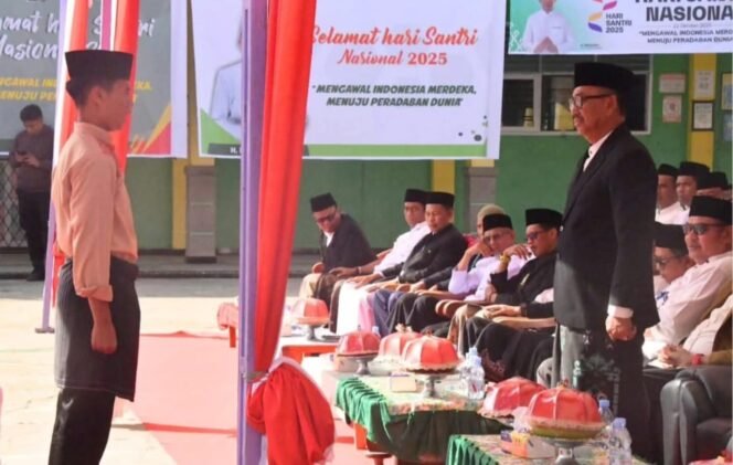 
					Pelaksana Tugas (Plt) Sekretaris Daerah (Sekda) Kabupaten Nunukan, Jabbar, memimpin Upacara Hari Santri Nasional Tahun 2025 di Halaman Pondok Pesantren Mutiara Bangsa Kecamatan Sebatik, Rabu (22/10/2025). Dok.Pemkab Nunukan.