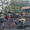 Warga Pa' Betung, Krayan Timur, bergotong royong membersihkan puing sisa kebakaran di rumah Efendy Balang (45). Rumah Efendy terbakar Minggu (5/10/2025) malam, diduga akibat lupa matikan kompor gas. Dok.Lianthony.