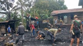 Warga Pa' Betung, Krayan Timur, bergotong royong membersihkan puing sisa kebakaran di rumah Efendy Balang (45). Rumah Efendy terbakar Minggu (5/10/2025) malam, diduga akibat lupa matikan kompor gas. Dok.Lianthony.